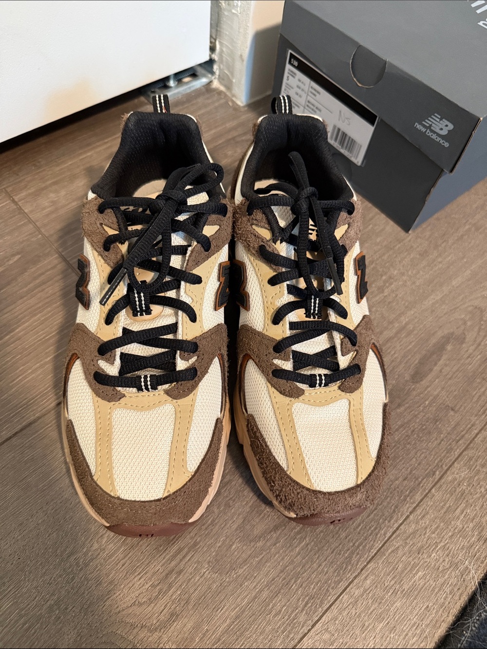 New Balance Women’s Beige and Brown 530 Sneakers - Picture 2 of 10